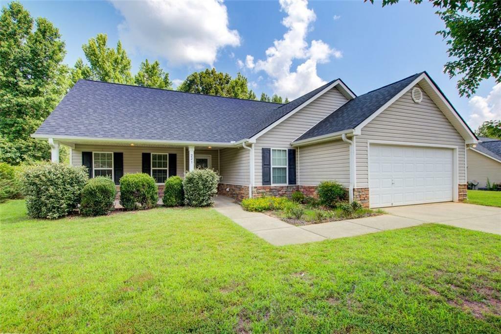 Property Photo: 221 Glenview Trail GA 30224