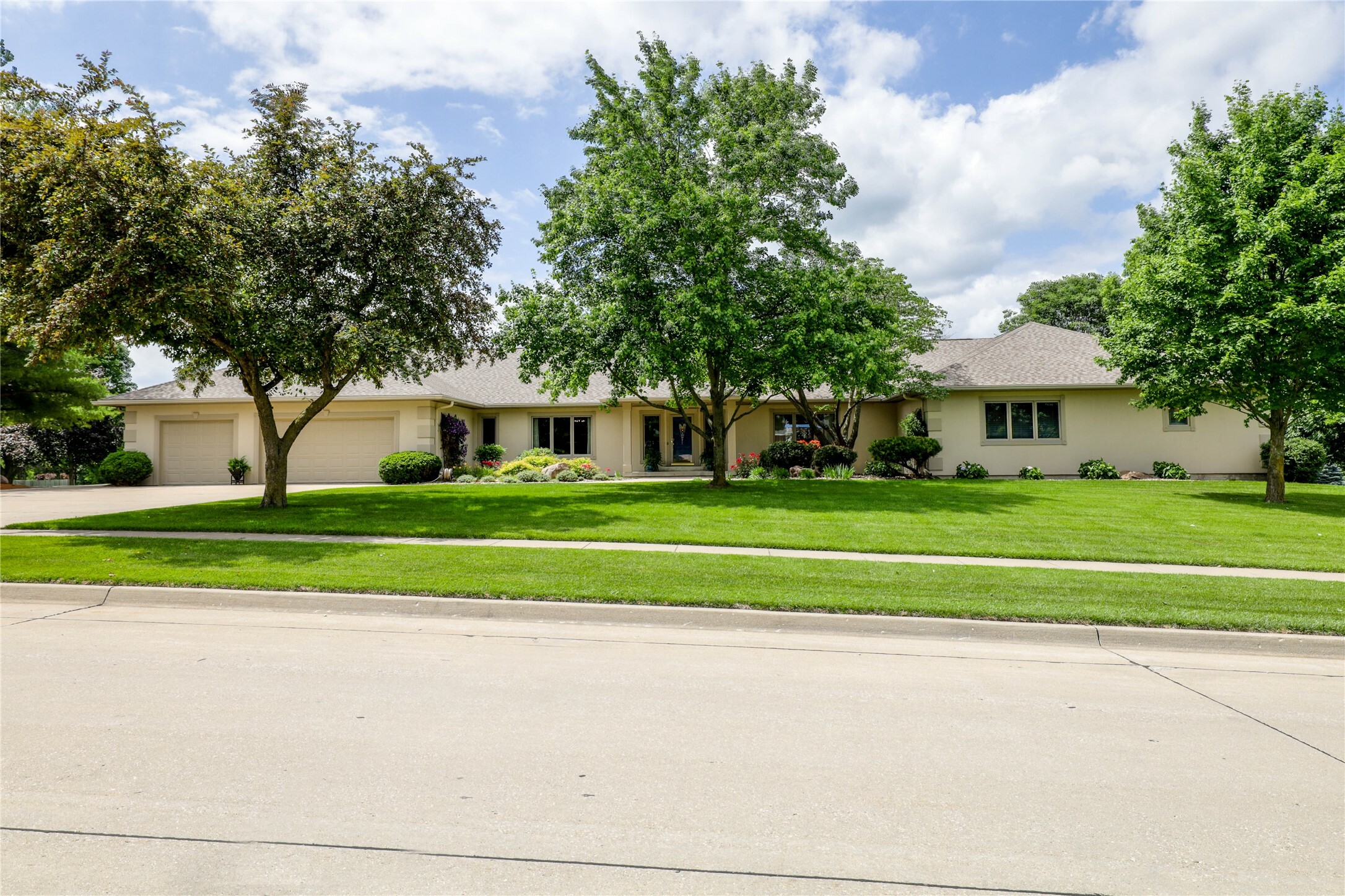 Property Photo: 4416 Oakwood Lane IA 50265