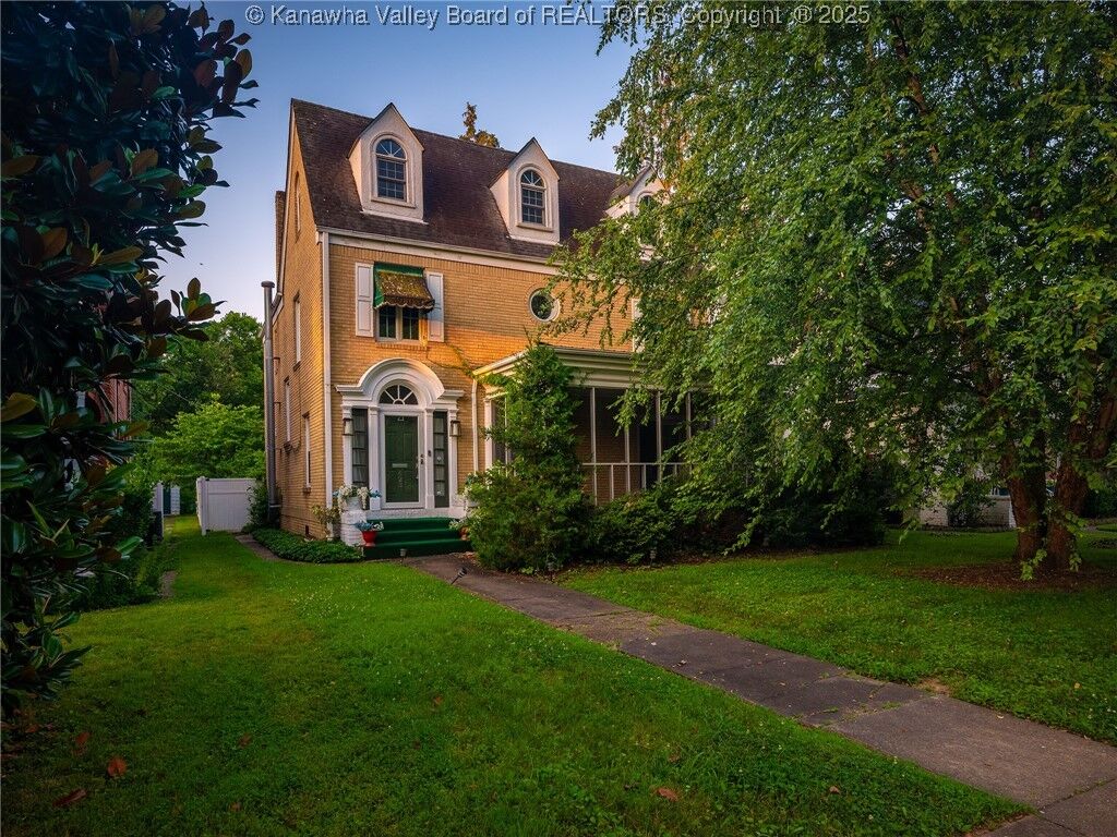 Property Photo: 623 11th Avenue WV 25701