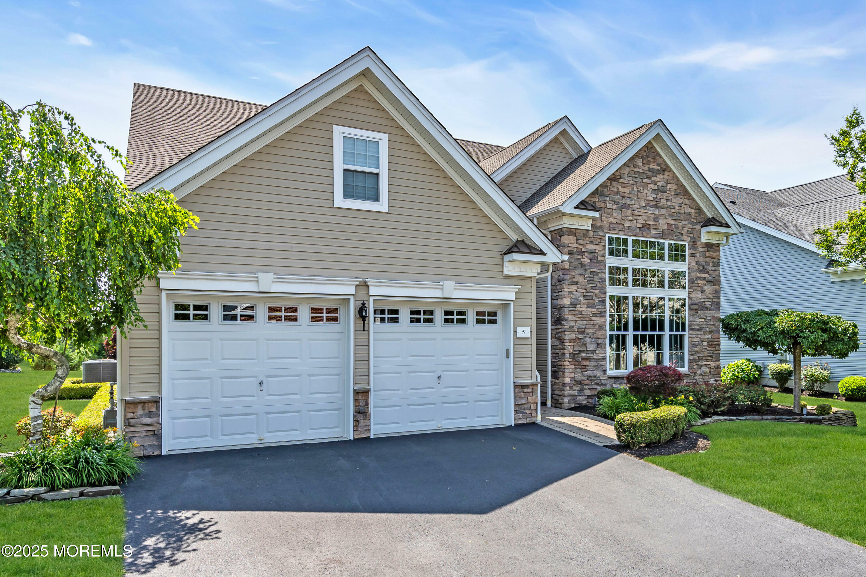 Property Photo:  5 Hamptonshire Way  NJ 08731 