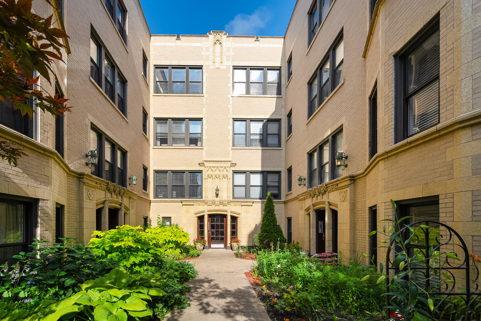 Property Photo: 7438 N Hermitage Avenue 1E IL 60626