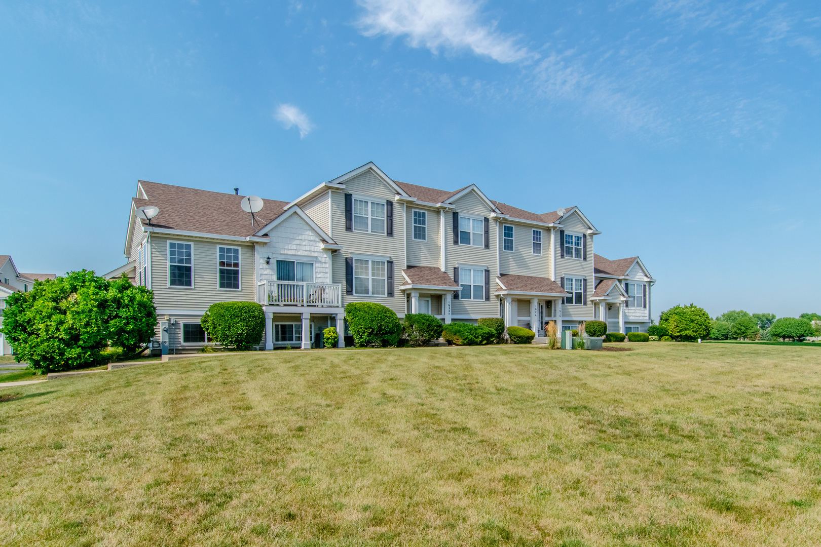 Property Photo: 1624 Fieldstone Drive N IL 60404