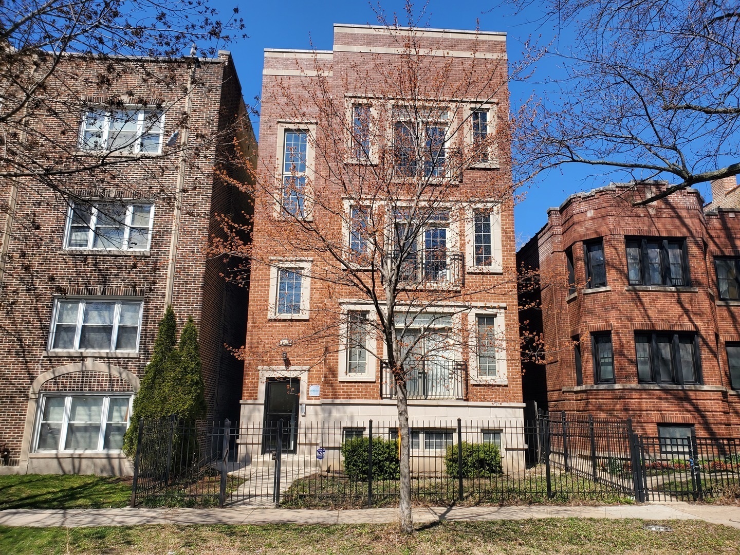 Property Photo: 2116 W Arthur Avenue 1 IL 60645
