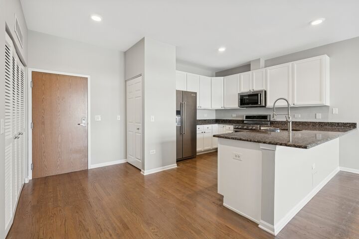 Property Photo: 106 S Ridgeland Avenue 406 IL 60302