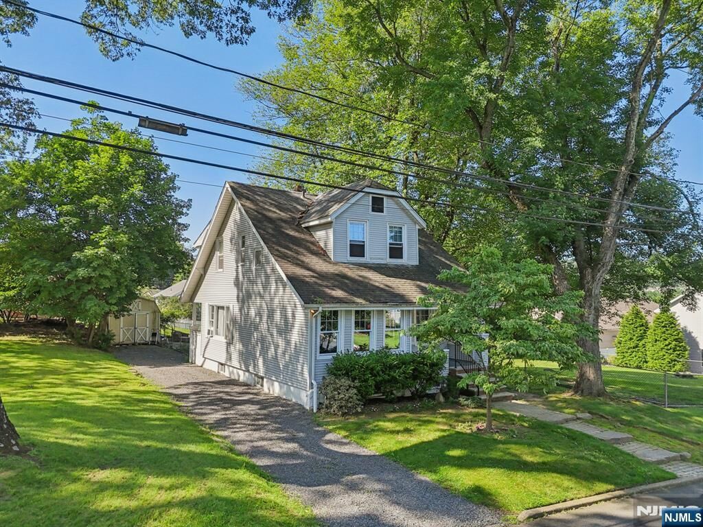 Property Photo:  32 Rothesay Avenue  NJ 07508 