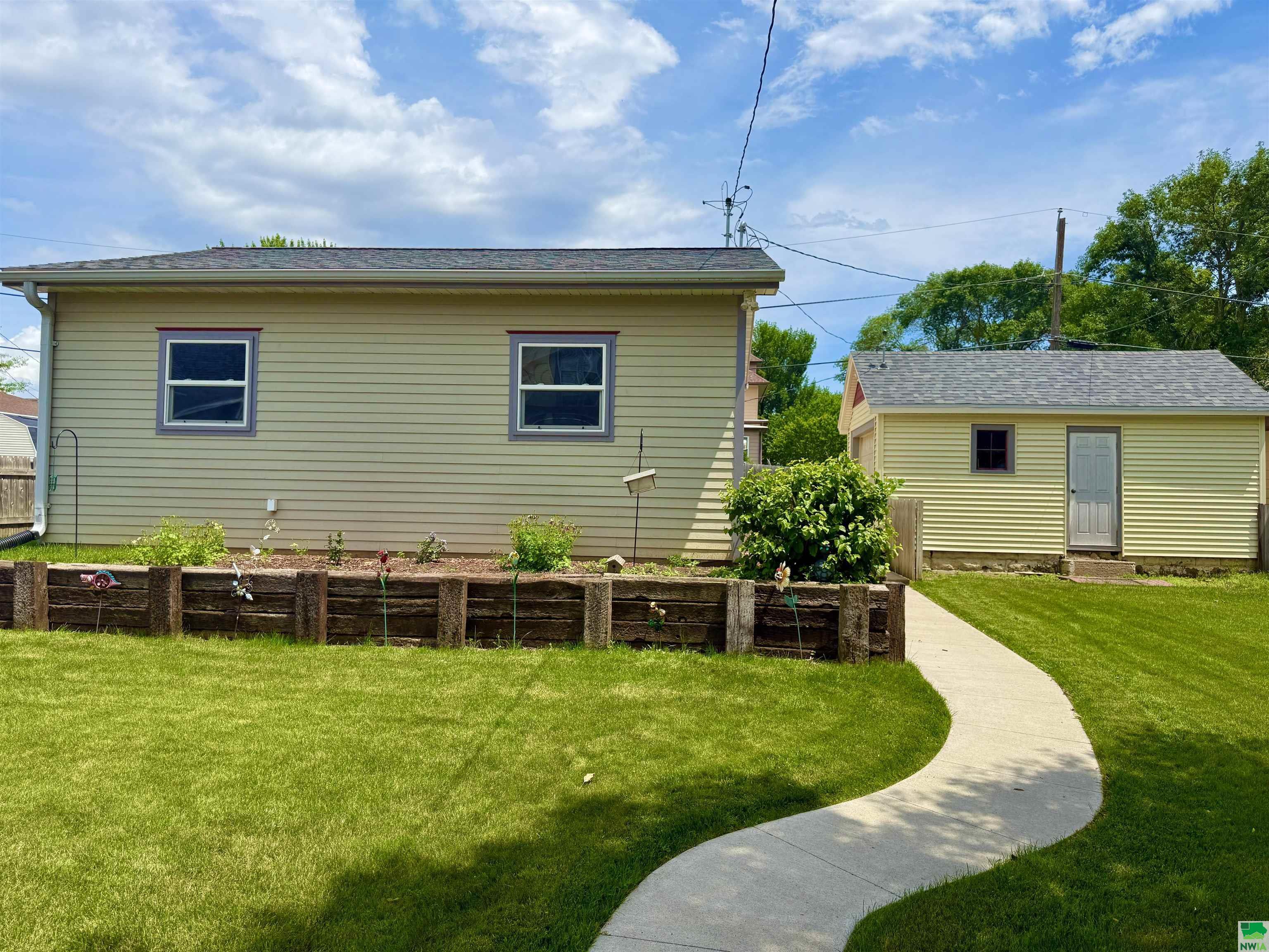 Property Photo: 24 6th Ave SE IA 51031