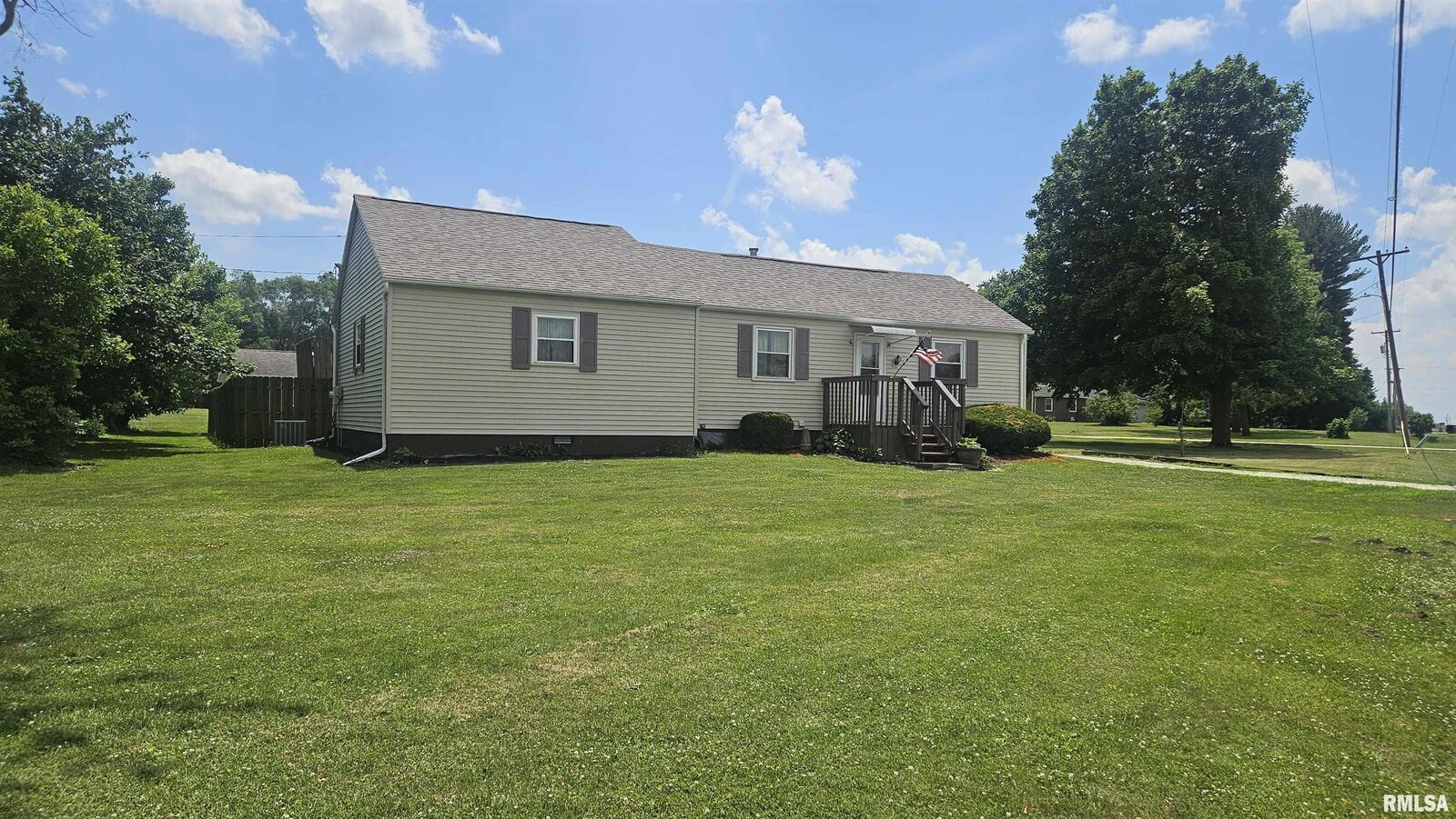 Property Photo:  1050 W Hickory  IL 61520 