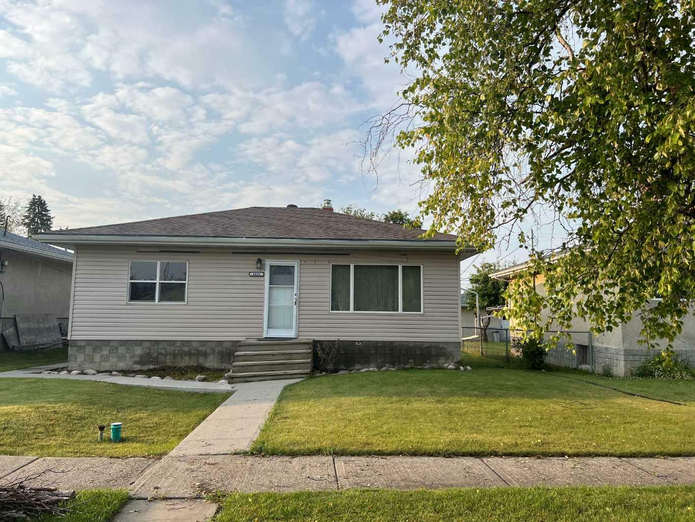 Photo de la propriété: 4605 7 Avenue AB T7E 1C8