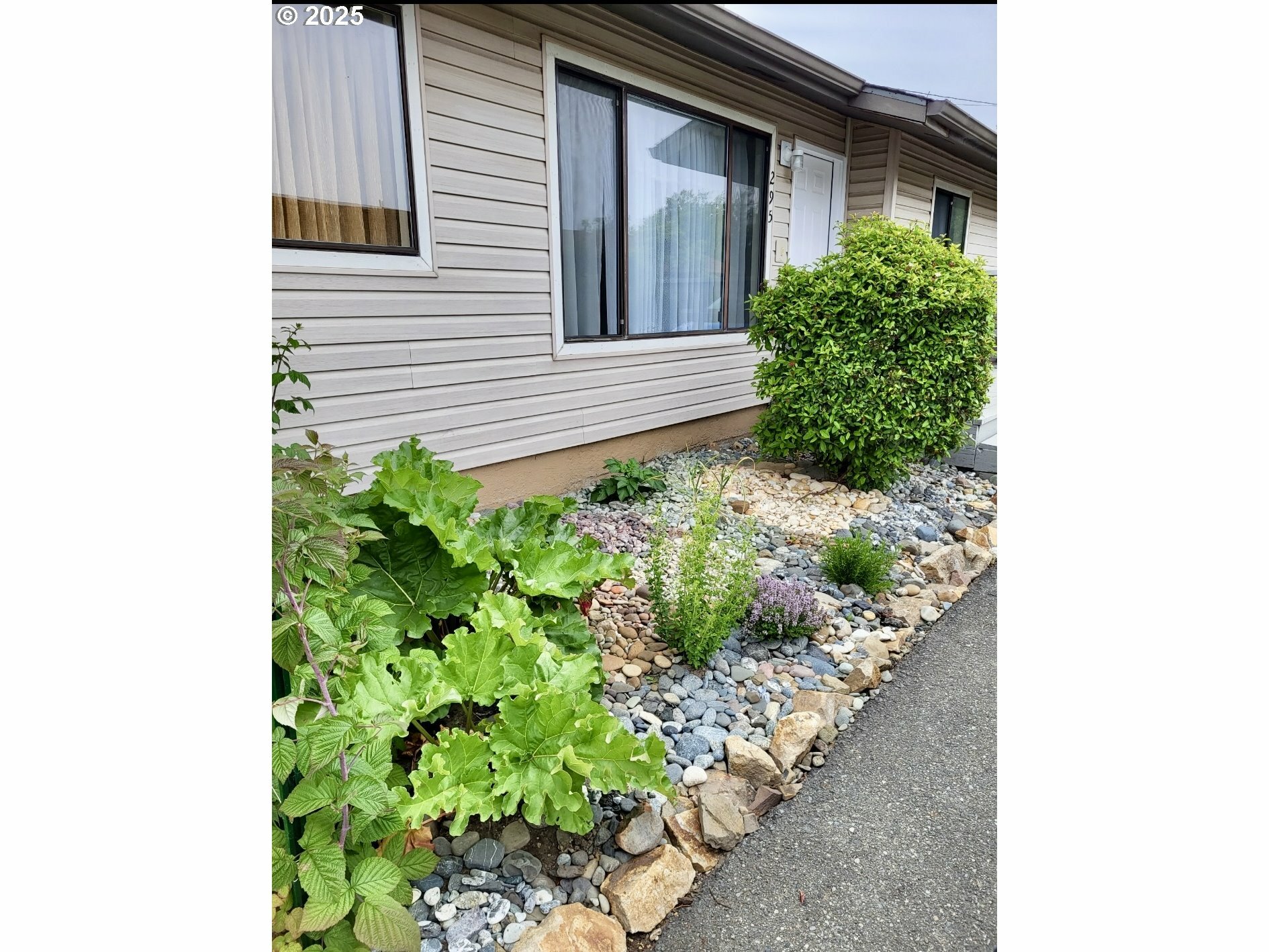 Property Photo: 293 Matot St OR 97415