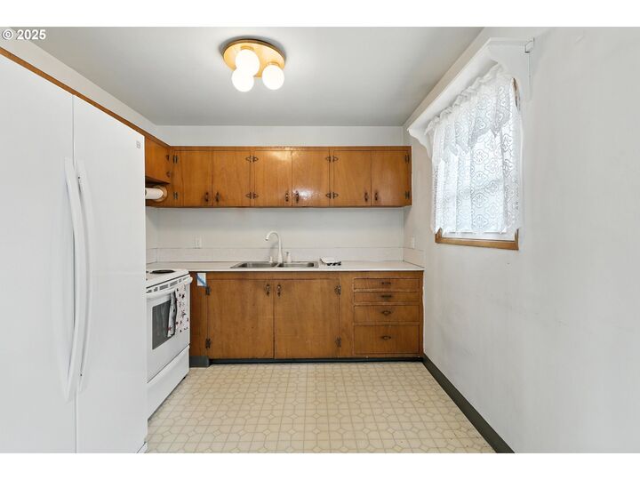Property Photo:  12130 SE Reedway St  OR 97266 