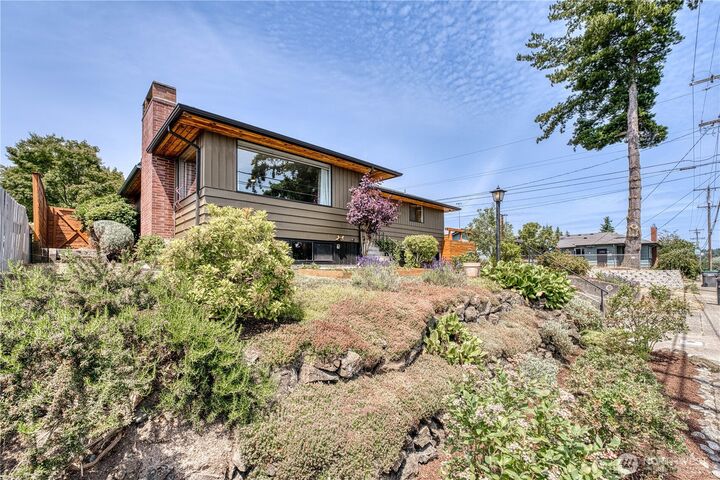 Property Photo:  2221  Trenton Avenue  WA 98310 