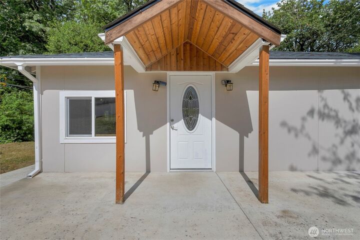 Property Photo: 4627 S 140th Street WA 98168