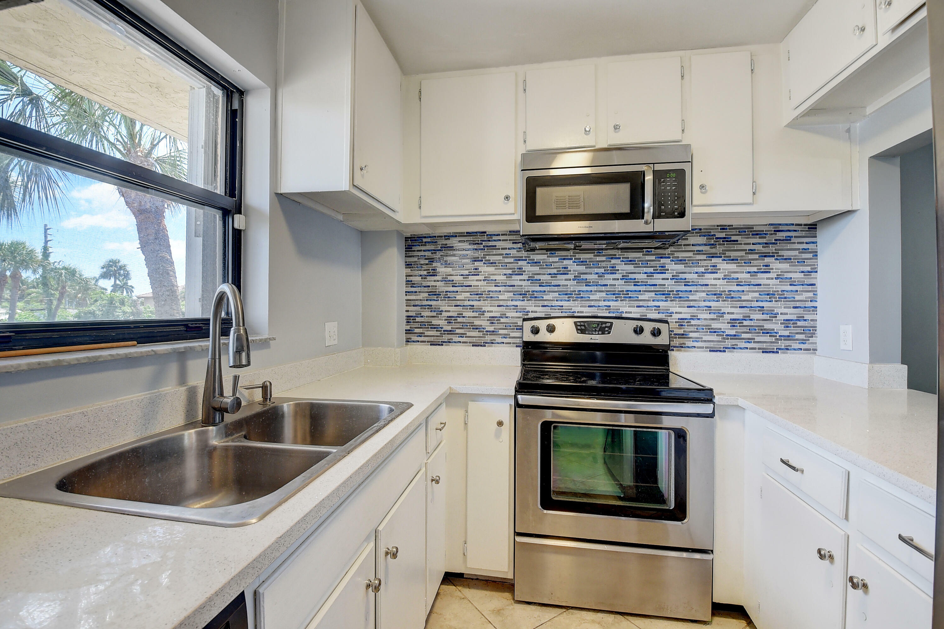 Property Photo: 890 N Federal Highway 206 FL 33462