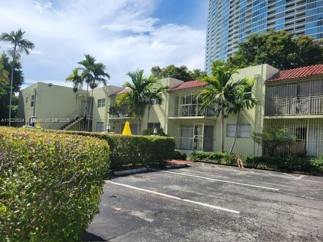Property Photo: 520 NE 38th St 10 FL 33137