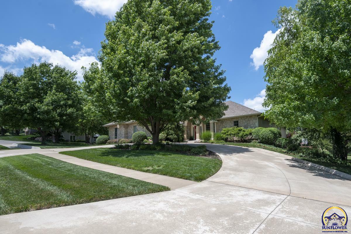 Property Photo: 5326 SW 40th Ter KS 66610