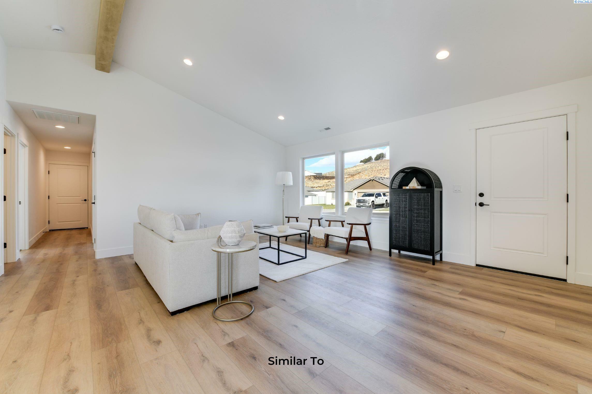 Property Photo: 1615 Castlewood Ct WA 98930