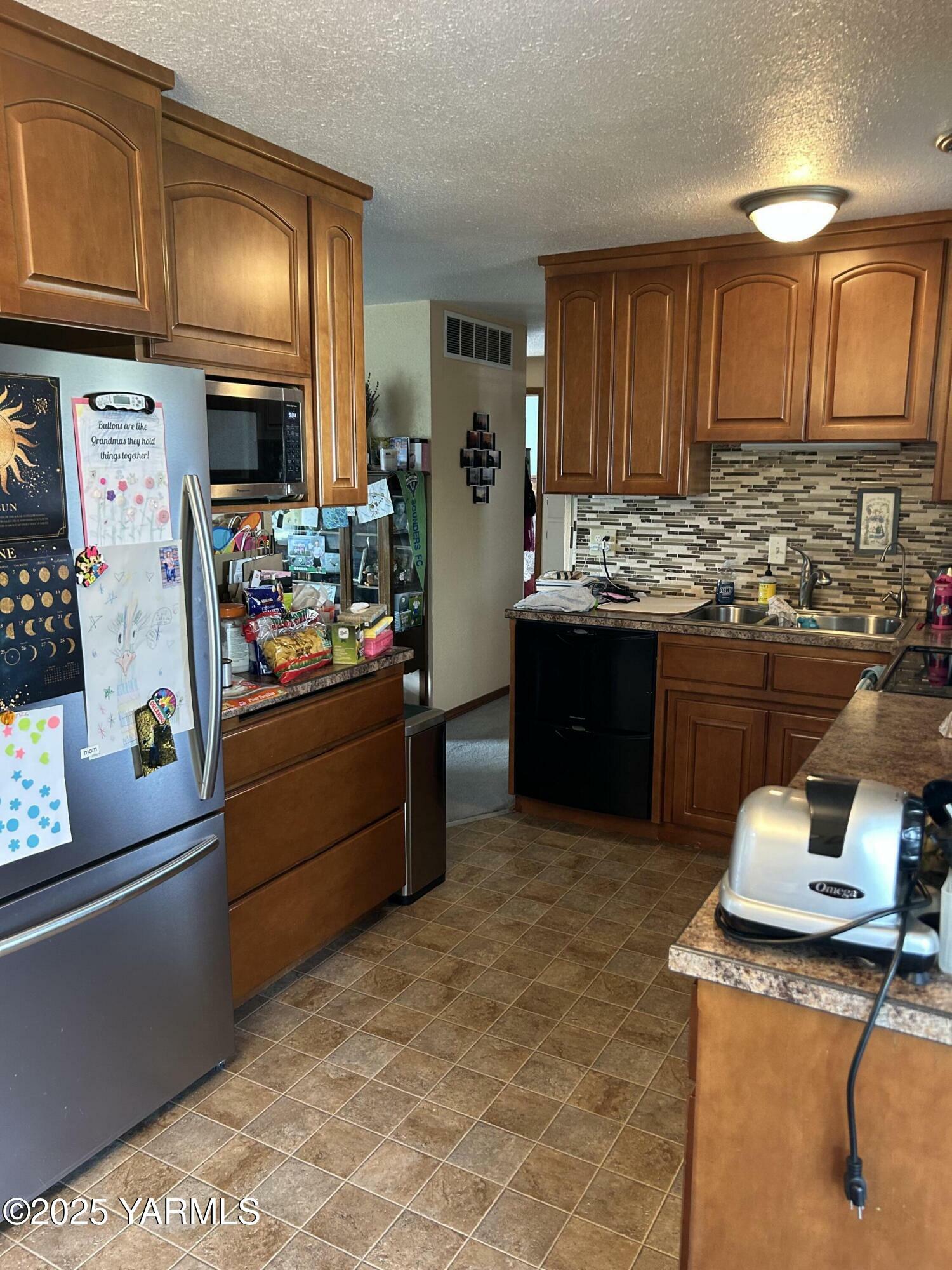Property Photo:  1511 S 5th Ave  WA 98902 
