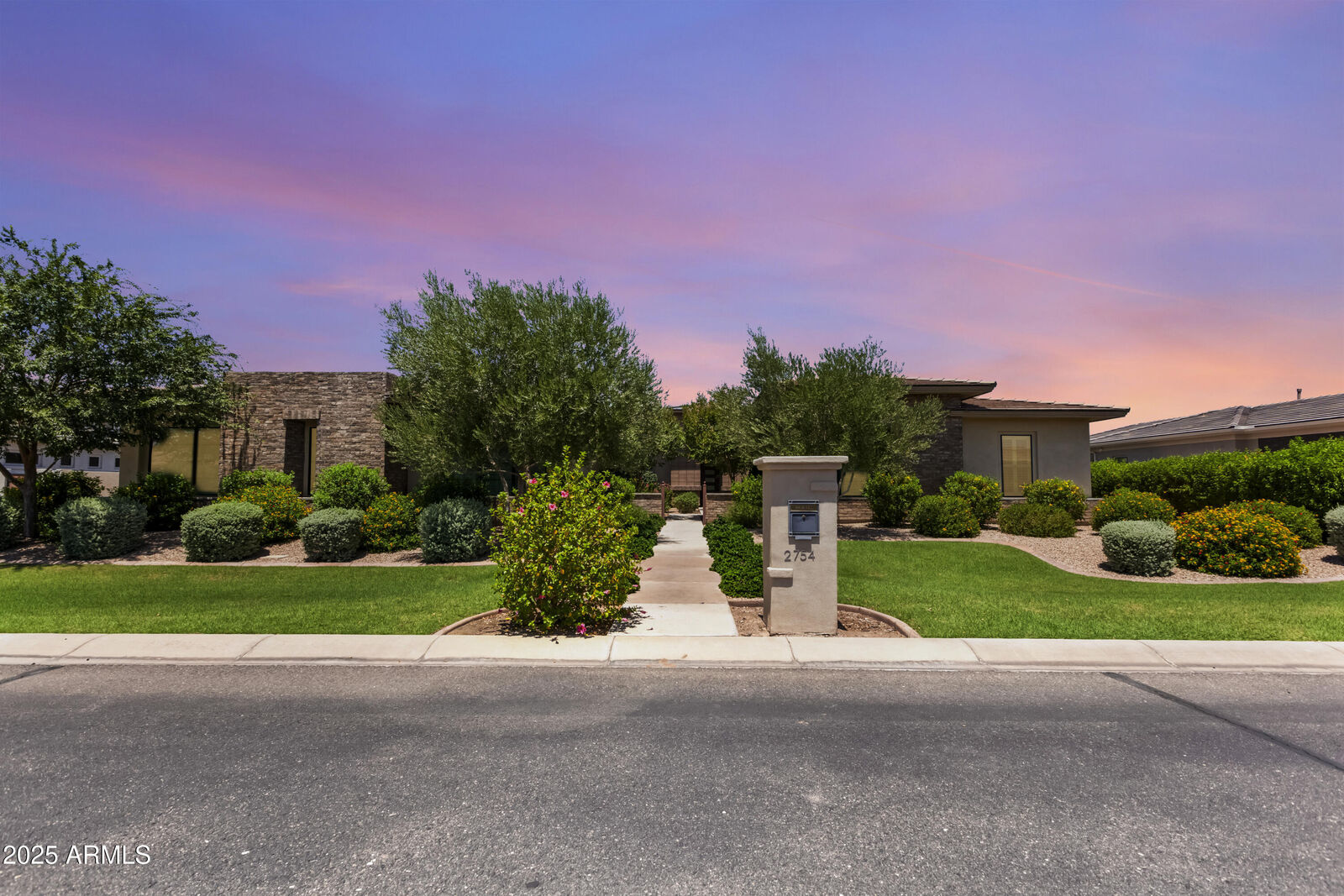 Property Photo:  2754 E Kingbird Drive  AZ 85297 