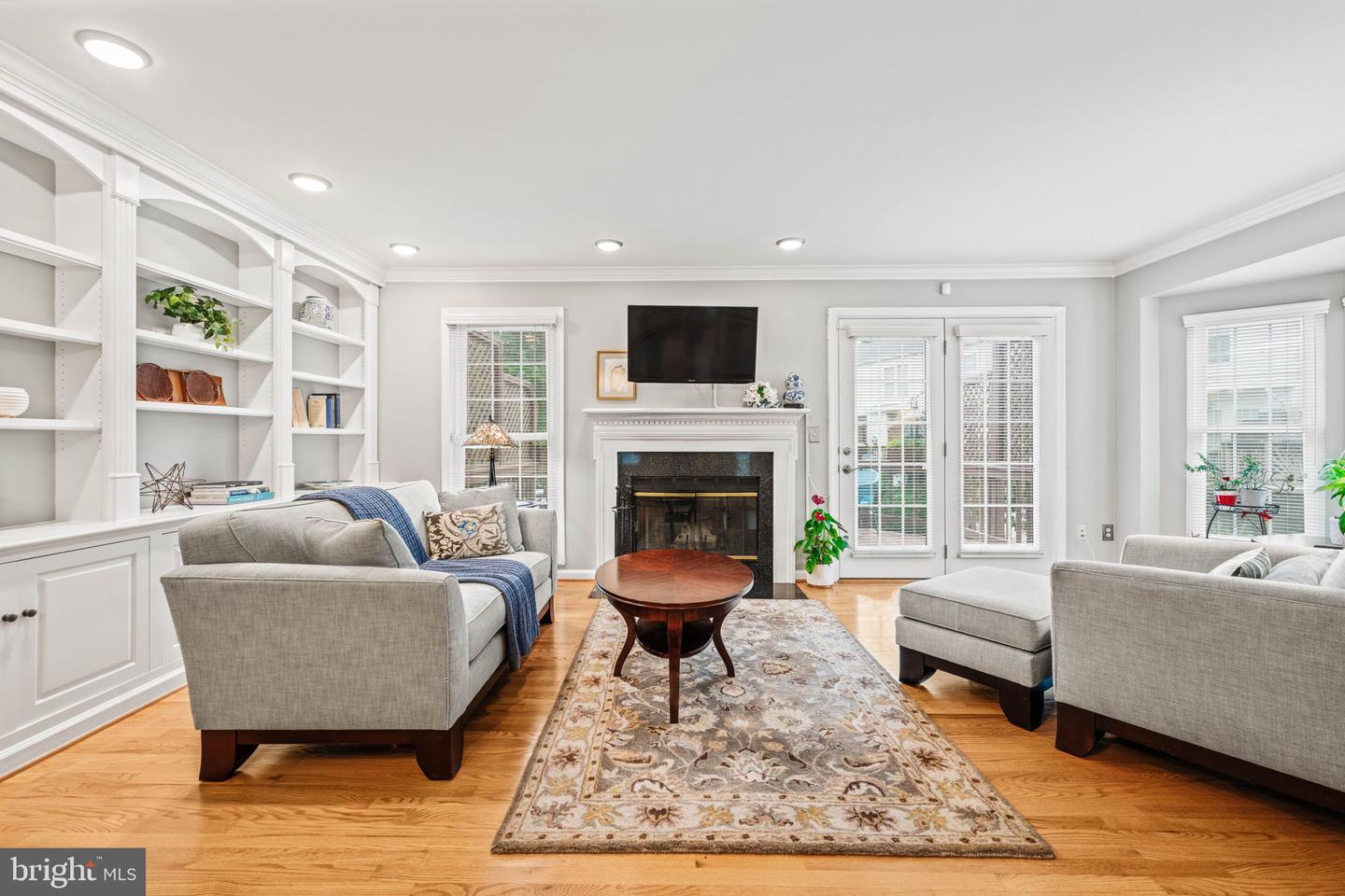 Property Photo: 913 Rolfe Place VA 22314