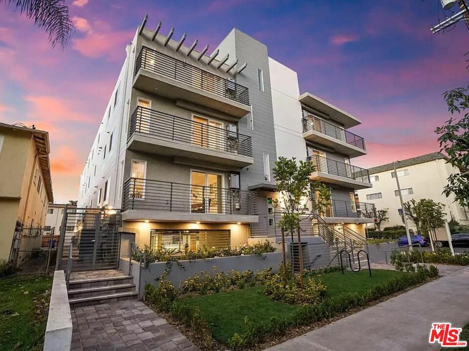 Property Photo:  5405 Hermitage Ave  CA 91607 