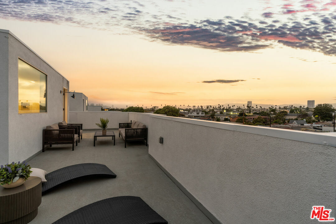Property Photo:  1801 S Orange Dr  CA 90019 
