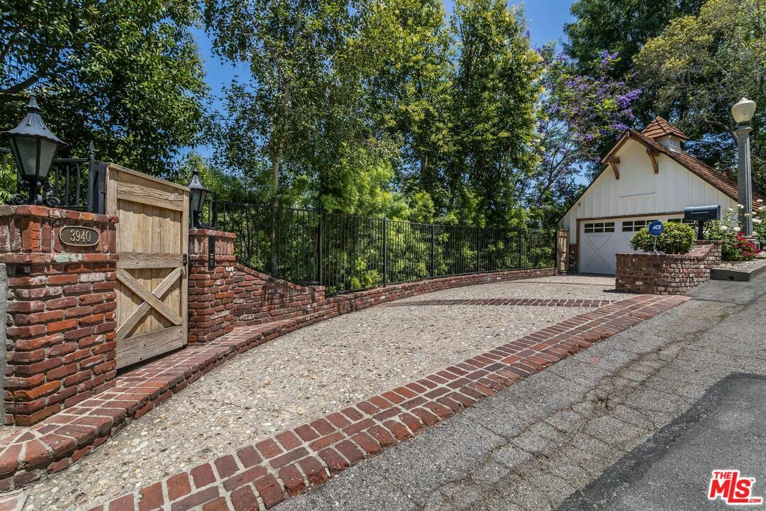Property Photo:  3940 Davana Rd  CA 91423 