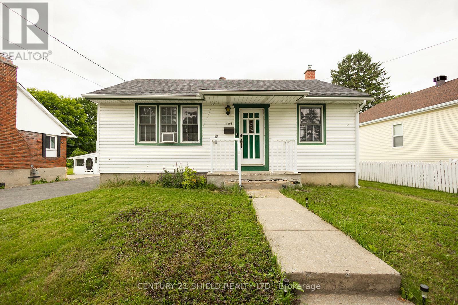 Property Photo: 1003 Leonard Avenue ON K6J 1M1