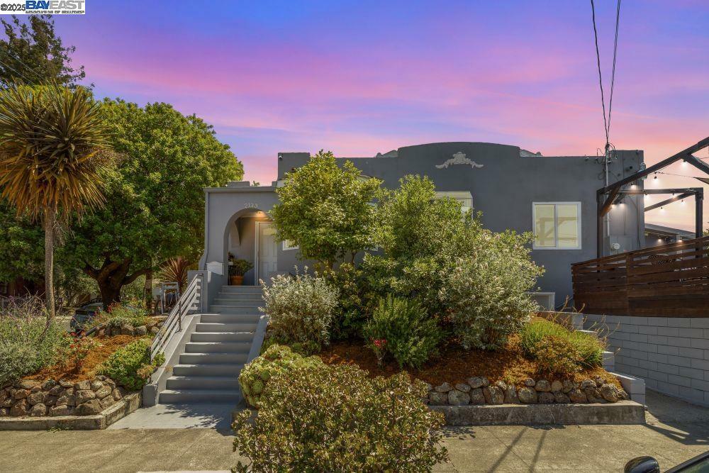 Property Photo: 2133 E 30th St CA 94606
