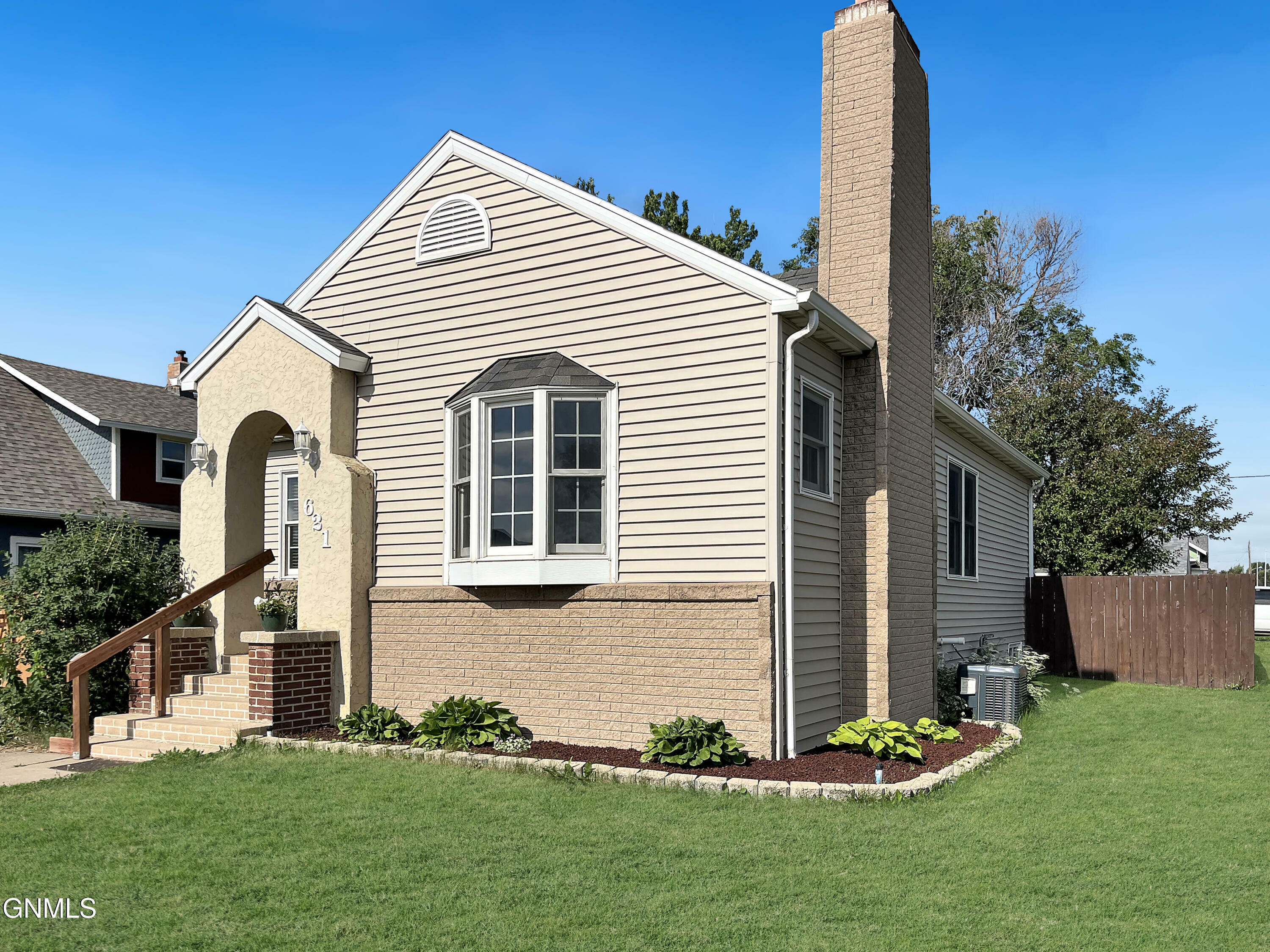 Property Photo: 621 2nd Avenue W ND 58801