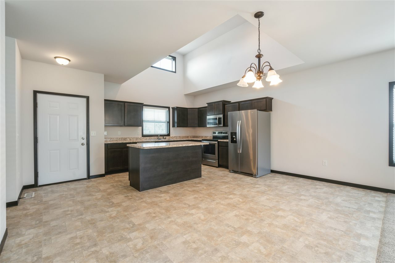 Property Photo:  914 Deer Run Dr NE  IA 52402 