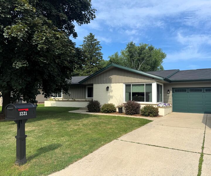 Property Photo:  1221 Christopher Ct  WI 53066 