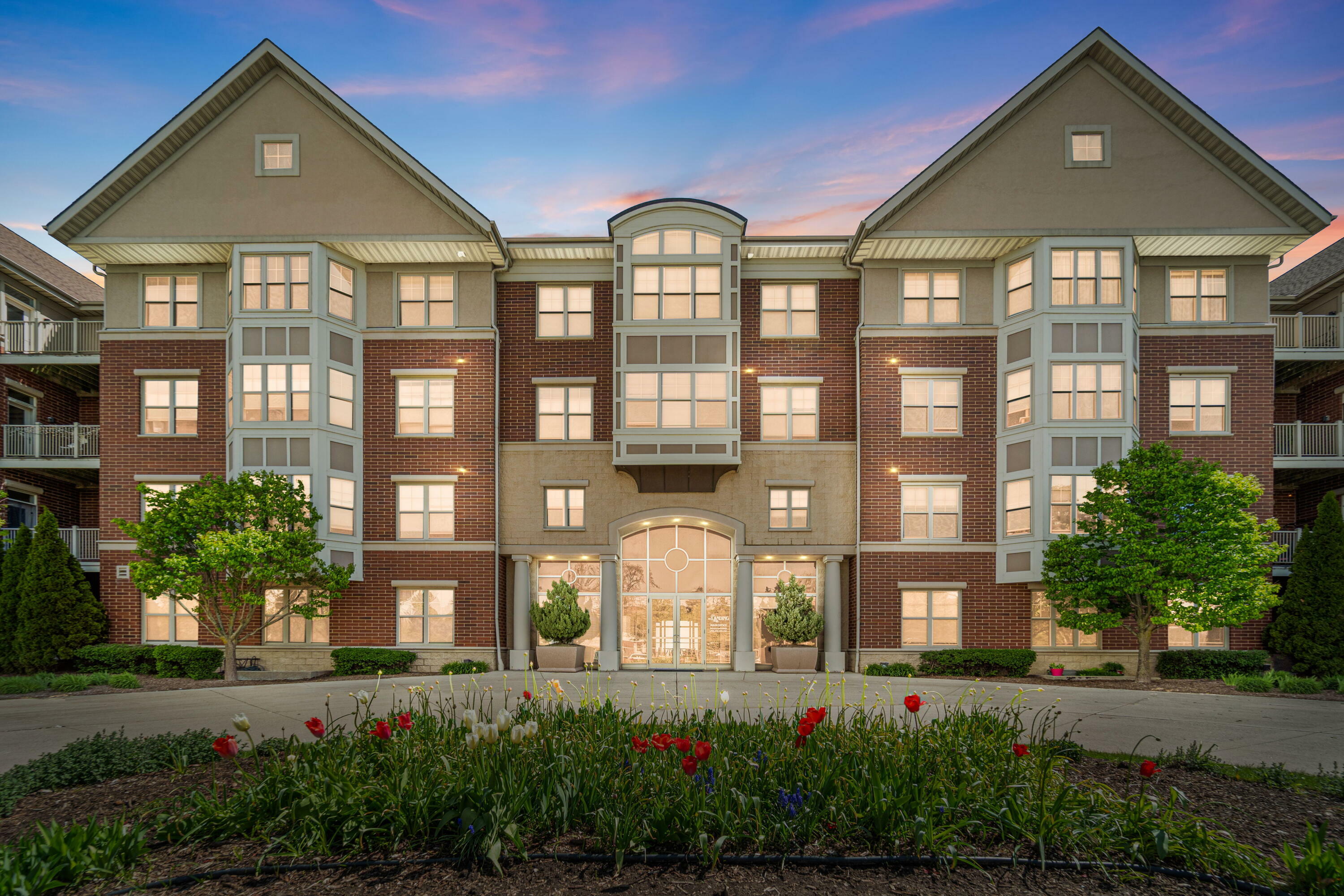 4110 S Lake Dr 333  Saint Francis WI 53235 photo