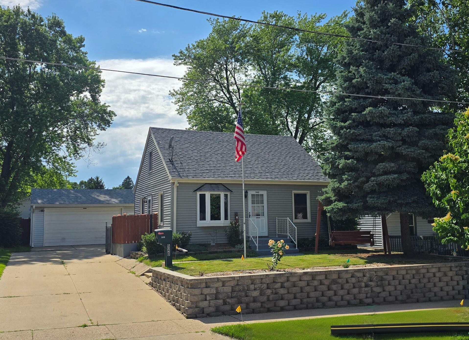 Property Photo: 940 Harding Ave WI 53186