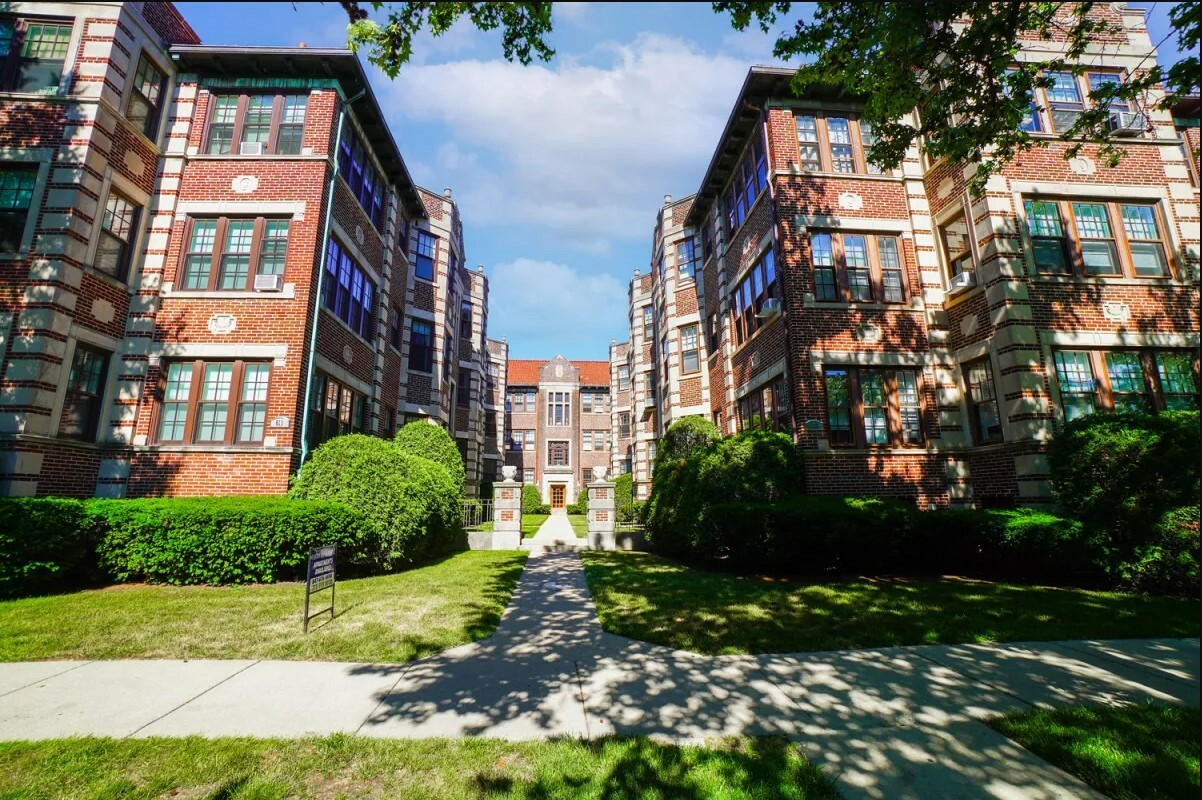 Property Photo: 624 Sheridan Road 2 IL 60202
