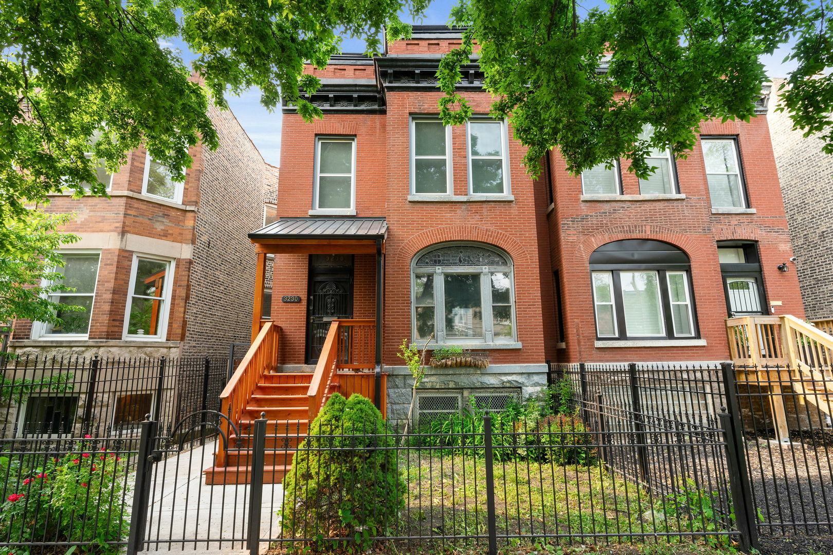 Property Photo:  3230 W Fulton Boulevard  IL 60624 