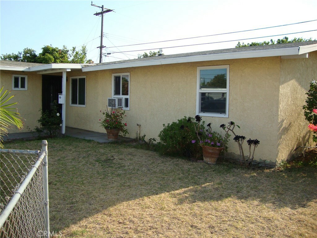 Property Photo:  2100 W Dogwood Avenue  CA 92801 