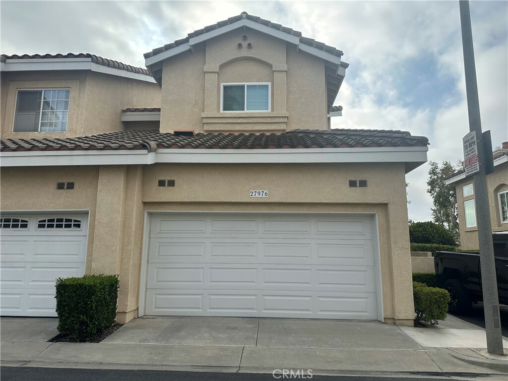 Property Photo: 27976 Via Moreno CA 92677