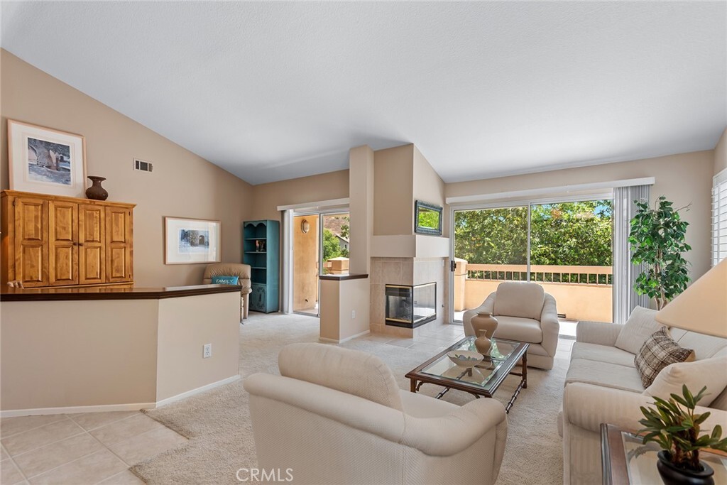 Property Photo:  494 Bannister Way B  CA 93065 