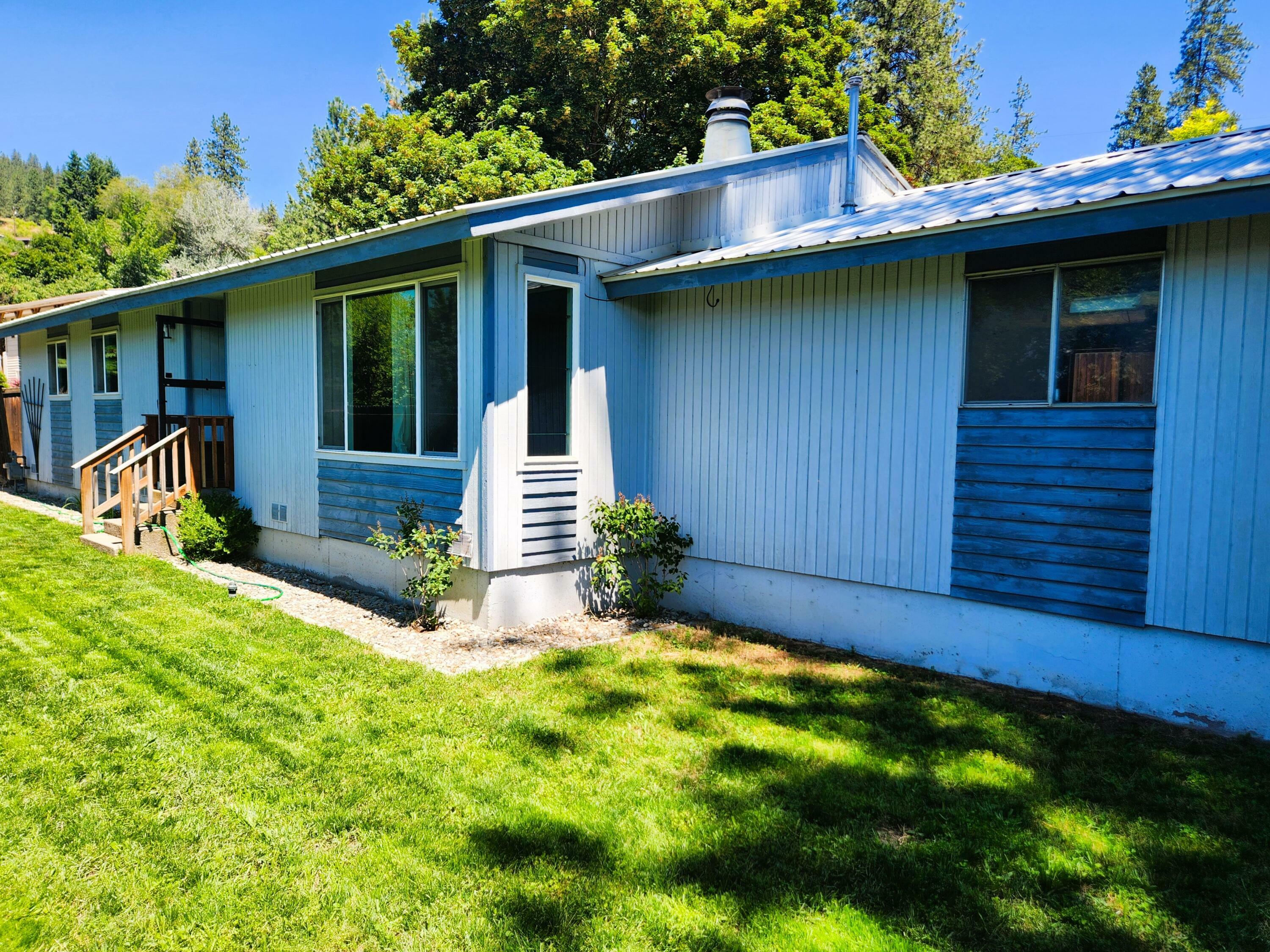 Property Photo:  732 N Maple St  WA 99114 