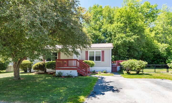 Property Photo: 17 Sunnybrooke Drive NH 03820