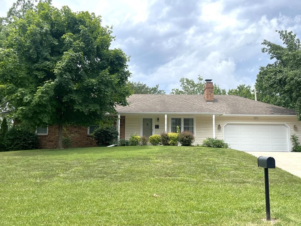 Property Photo: 1800 Country Club Drive MO 64601