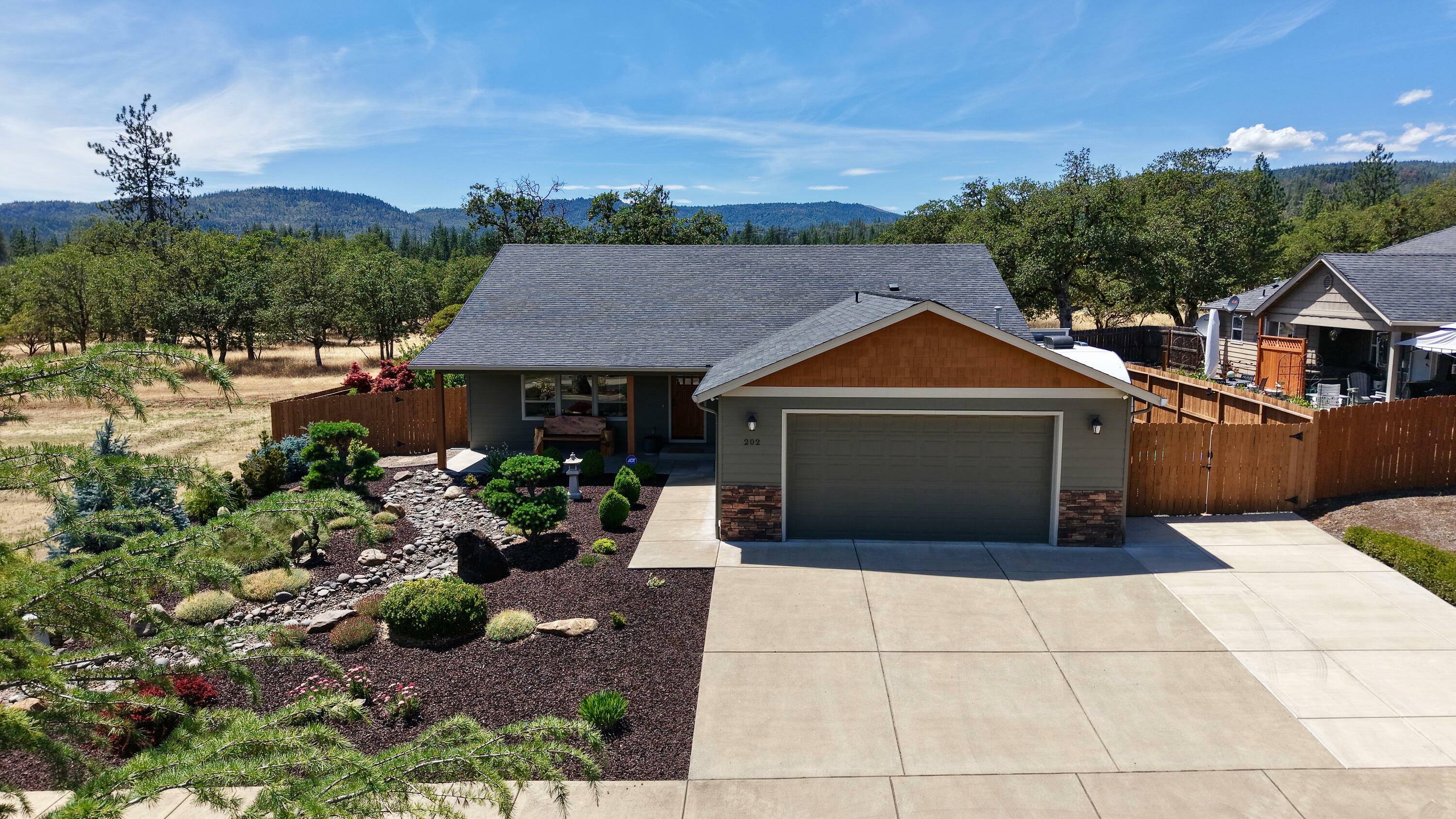 Property Photo: 202 White Oak Way OR 97539
