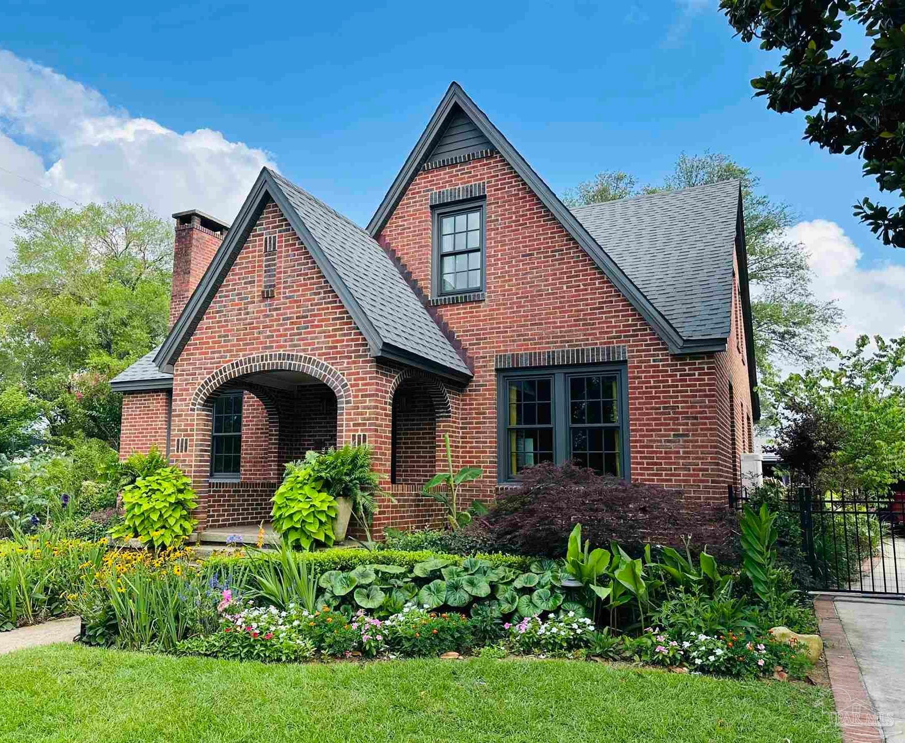 Property Photo: 1629 E Gonzalez St FL 32501