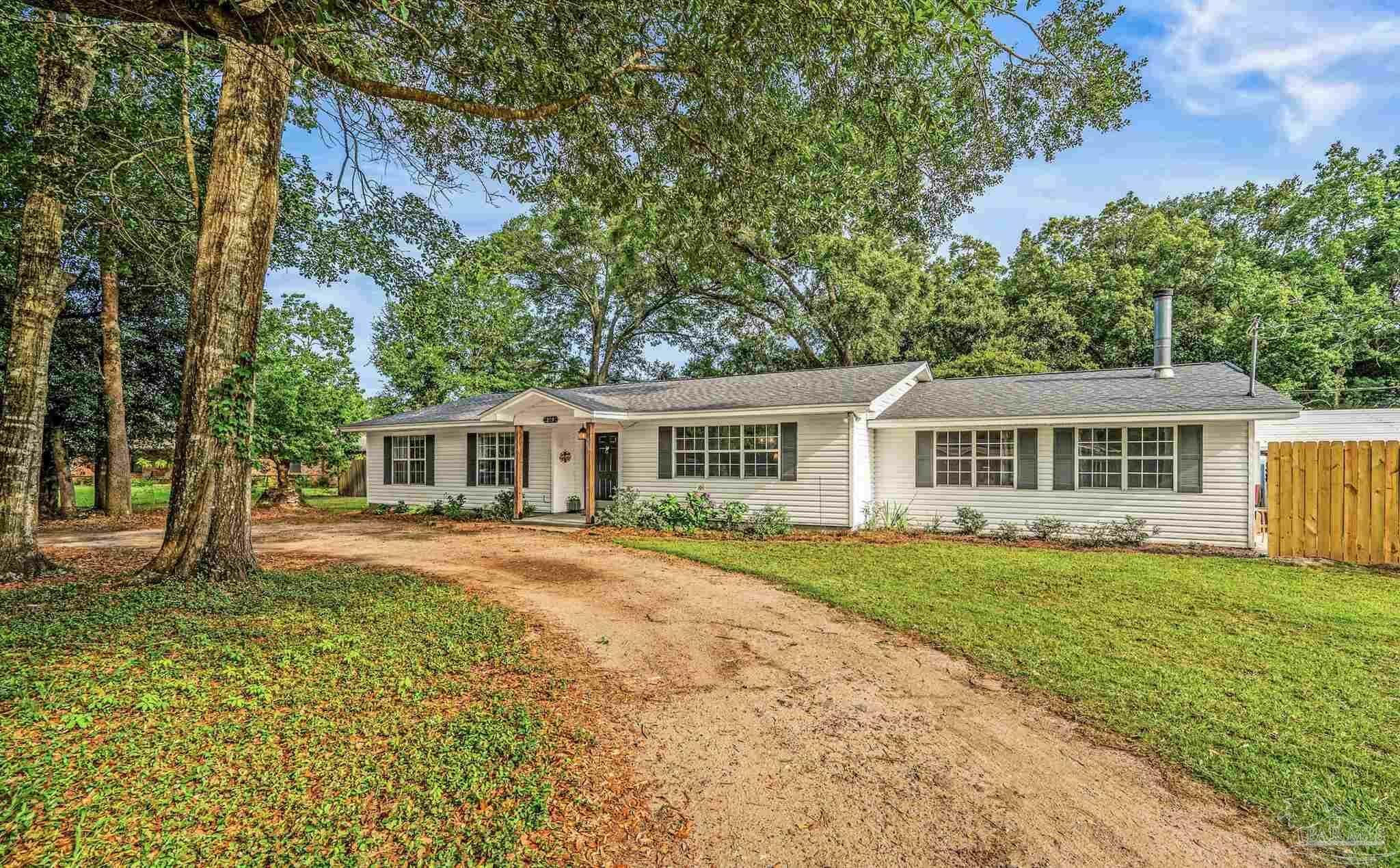 Property Photo: 219 Greenridge Dr FL 32514