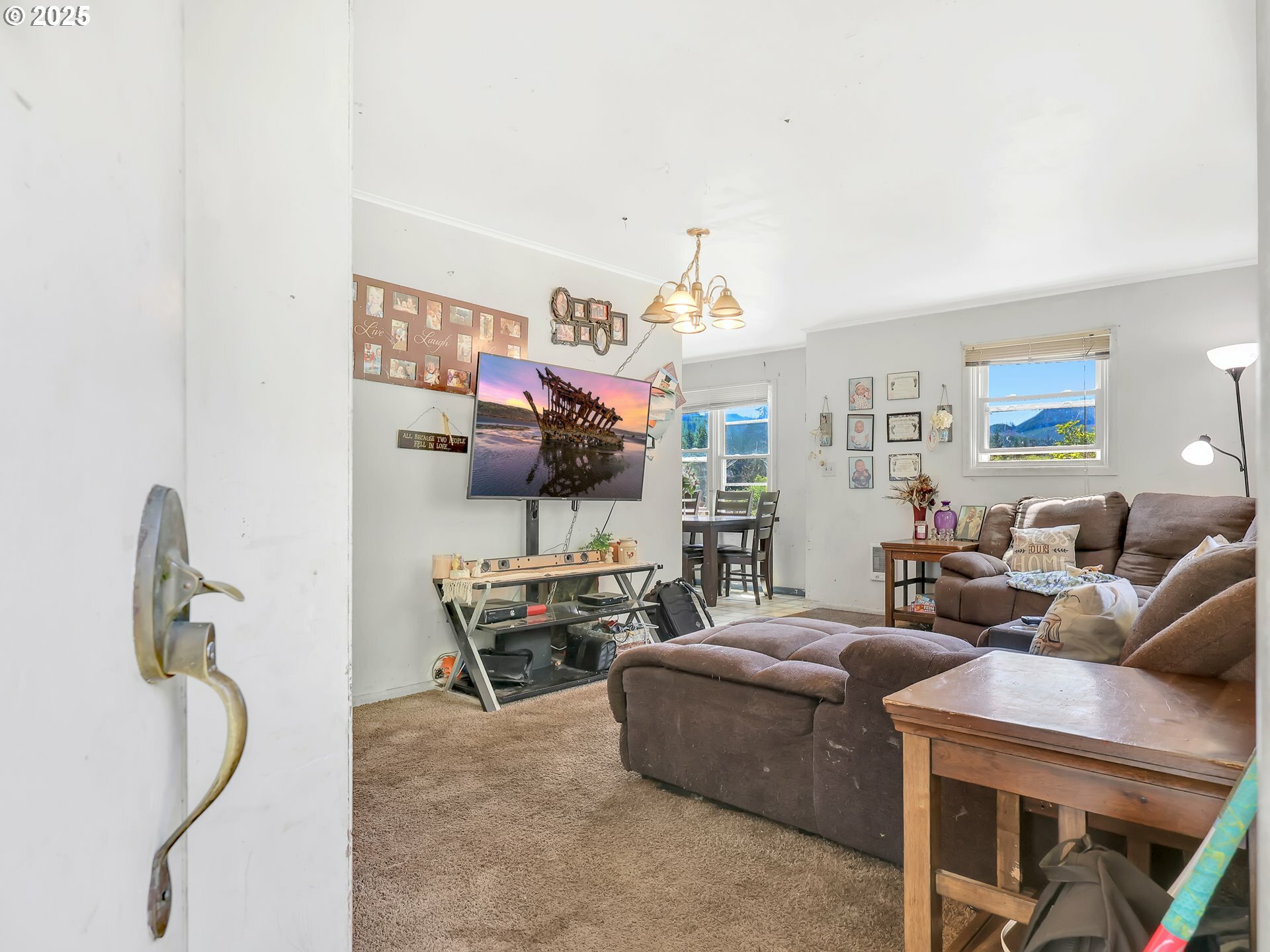 Property Photo: 43018 Hillcrest Loop OR 97103