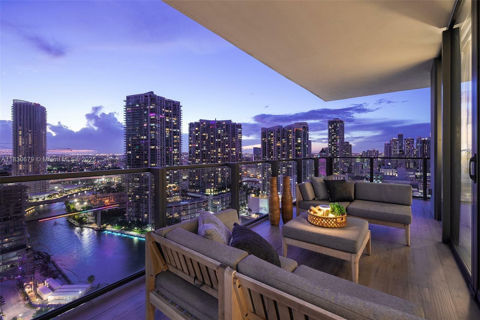 Property Photo: 68 SE 6th St 2512 FL 33131