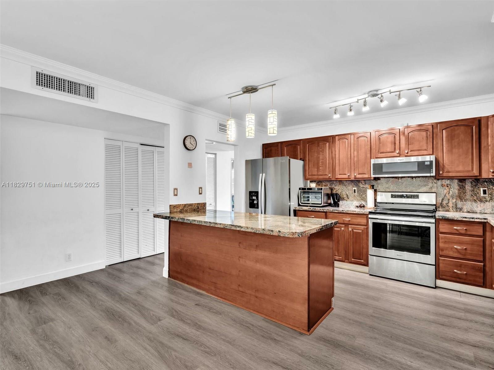 Property Photo: 20381 NE 30th Ave 208-7 FL 33180