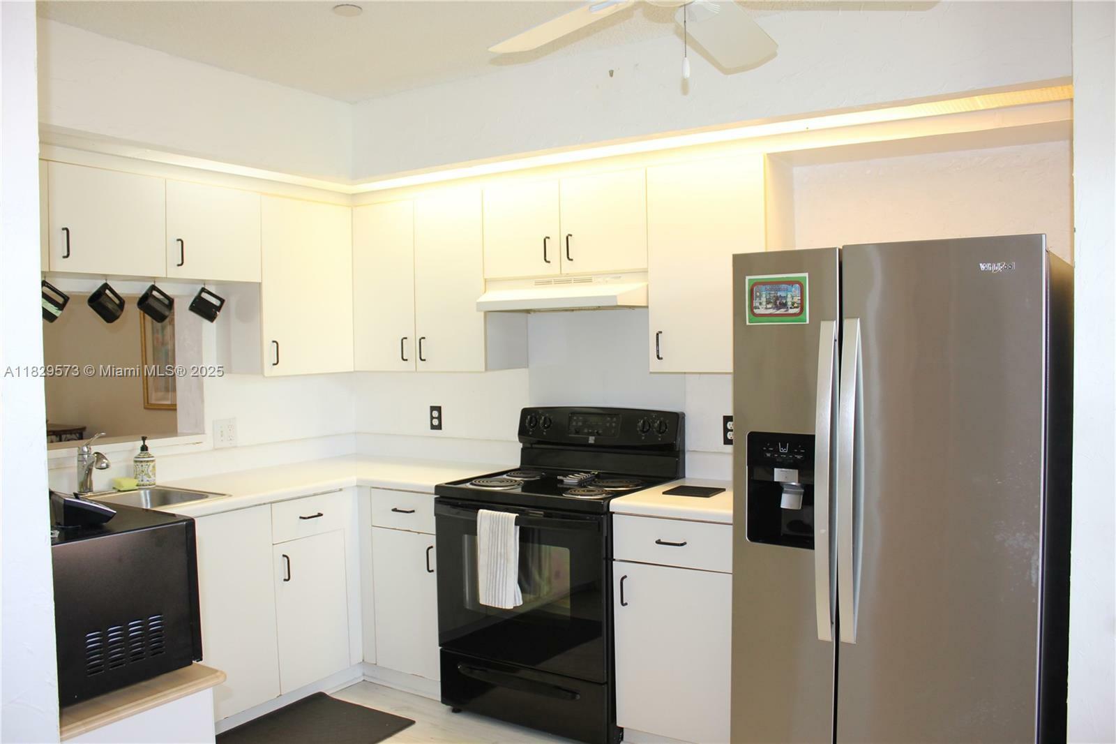 Property Photo: 701 SW 141st Ave 406R FL 33027