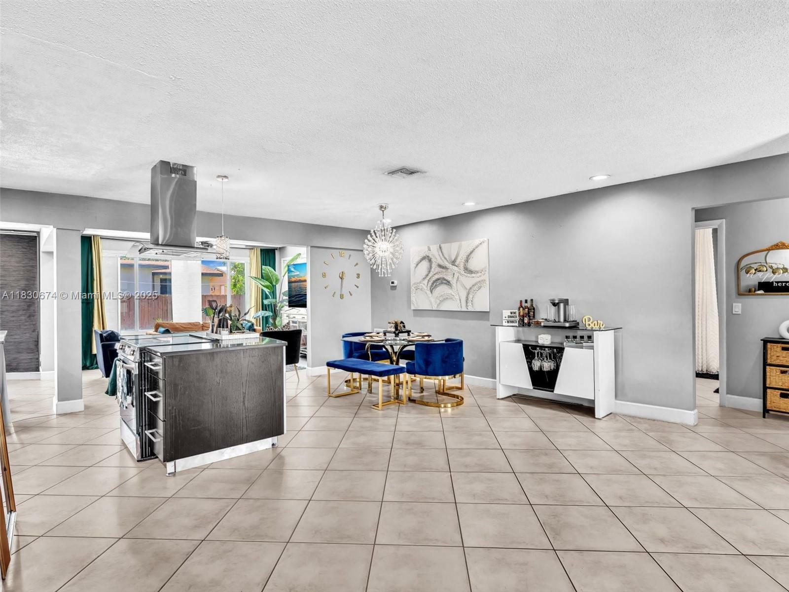 Property Photo:  