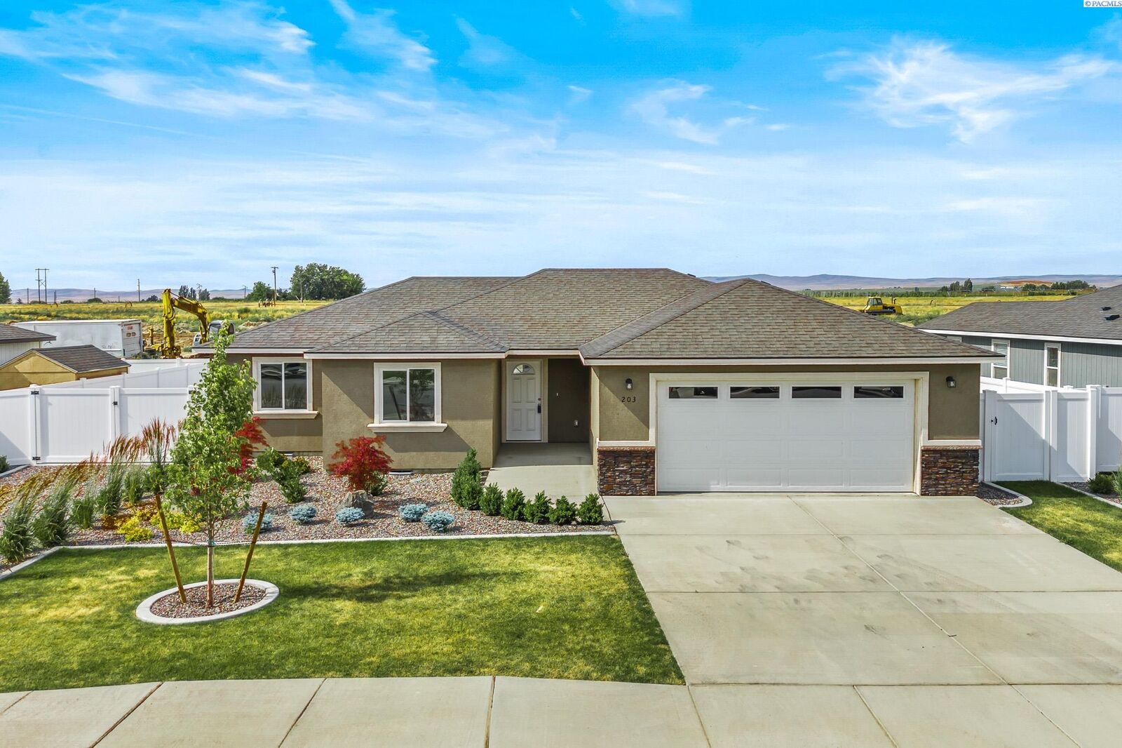 Property Photo:  203 Luli St  WA 98930 